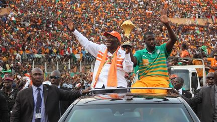 Yaya Touré avec le président ivoirien Alassane Ouatara lors du défilé après la victoire à la CAN 2015 (CYRILLE BAH / ANADOLU AGENCY)