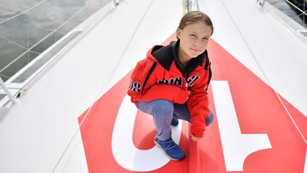 Greta Thunberg à bord du voilier qui doit l'emmener à New York, le 13 août 2019.&nbsp; (BEN STANSALL / AFP)