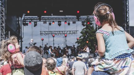 Un décret publié au Journal Officiel le 9 août 2017 abaisse de 3 décibels le seuil du niveau sonore moyen autorisé en festival et discothèque.
 (Festival Esperanzah)