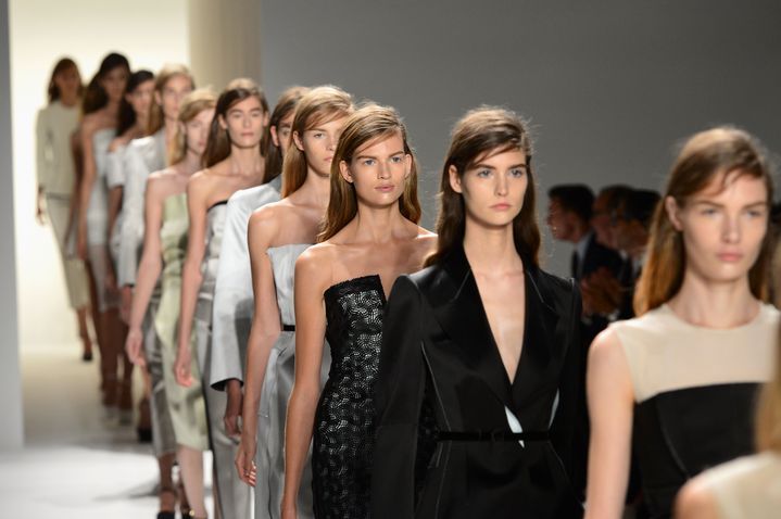 Des mannequins d&eacute;filent pour Calvin Klein, le 13 septembre 2012, &agrave; New York. (MIKE COPPOLA / GETTY IMAGES NORTH AMERICA / AFP)