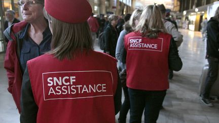 Des conseillers de la SNCF informent les voyageurs lors d'une gr&egrave;ve, le 7 octobre 2011 &agrave; la Gare de Lyon (Paris). (JACQUES DEMARTHON / AFP)