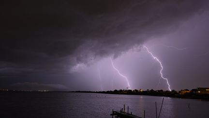 Un orage au-dessus de l'étang de Pérols, dans le sud de la France, le 16 août 2022.&nbsp; (NICOLAS TUCAT / AFP)