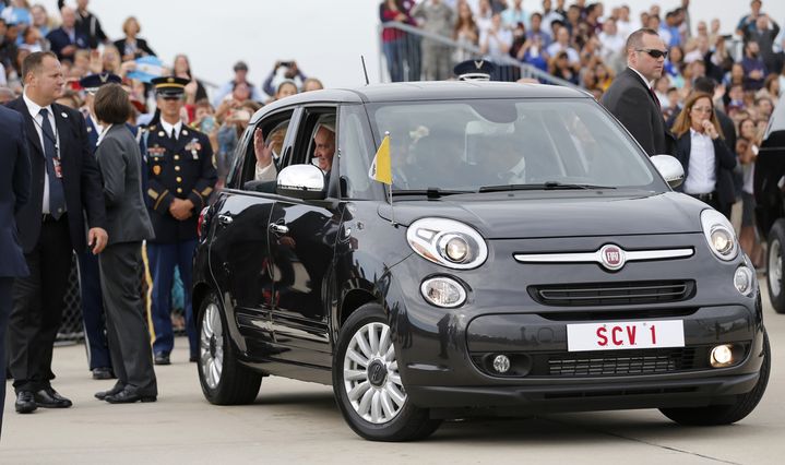 Le pape Fran&ccedil;ois &agrave; bord d'une Fiat 500, &agrave; l'a&eacute;roport militaire d'Andrews (Maryland, Etats-Unis), le 22 septembre 2015. (JONATHAN ERNST / REUTERS)