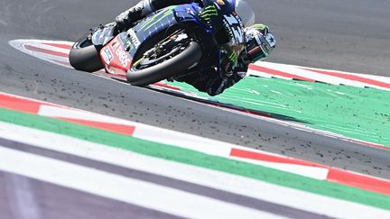 Maverick Vinales a signé sa deuxième pole position de suite au GP d'Emilie Romagne. (ANDREAS SOLARO / AFP)