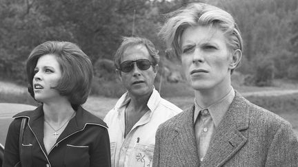 Le cinéaste Nicolas Roeg, entouré de l'actrice Candy Clark et de David Bowie sur le tournage de "l'Homme qui venait d'ailleurs" en 1976.
 (Studiocanal Films Ltd/Mary Evans/SIPA)