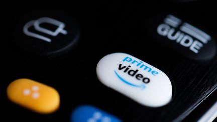 Un bouton pour le démarrage direct de l'application du fournisseur de streaming Prime Video est visible sur une télécommande. (ROLF VENNENBERND / DPA / PICTURE ALLIANCE / MAXPPP)