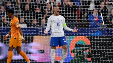 Kylian Mbappé célèbre son premier but face aux Pays-Bas en éliminatoires de l'Euro 2024, le 24 mars 2023. (FRANCK FIFE / AFP)