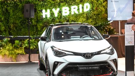 Un modèle hybride de la gamme Toyota exposé au salon de l'auto de Bruxelles, le 13 janvier 2023. (JEAN-LUC FL?MAL / MAXPPP)