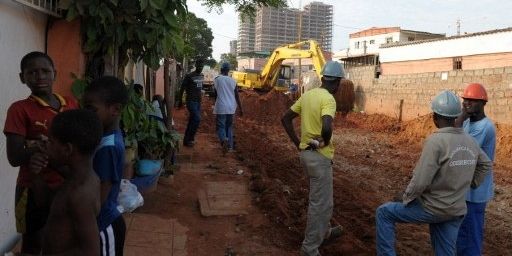 Travailleurs dans la construction lors d'un chantier à Luanda, le 30 janvier 2010. (AFP/ISSOUF SANOGO)