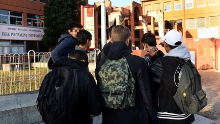 Des élèves devant le lycée Victor-Hugo de Colomiers (Haute-Garonne) où une professeure a été agressée, lundi 17 octobre. (THIERRY BORDAS / MAXPPP)