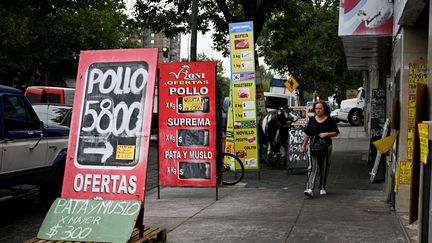 Des panneaux affichant des prix d'aliments à Buenos Aires (Argentine), le 12 janvier 2023. (LUIS ROBAYO / AFP)