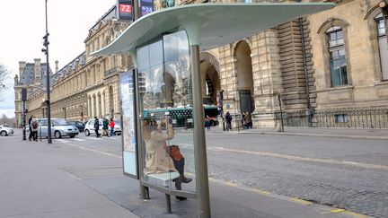 Un abribus JC Decaux, rue de Rivoli à Paris, le 4 mars 2016. (MAXPPP)