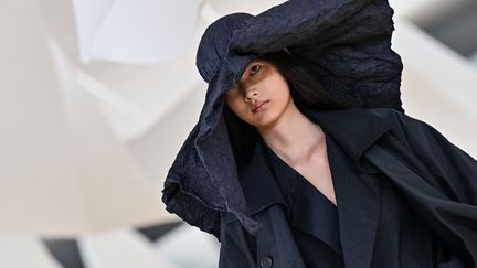 Issey Miyake printemps-été 2024 à la Paris Fashion Week le 29 septembre 2023 (MIGUEL MEDINA / AFP)