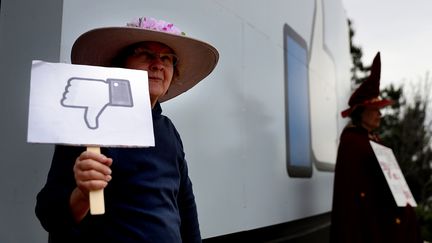 Des utilisateurs de Facebook protestent devan le siège du groupe, à&nbsp;Menlo Park (Californie, Etats-Unis), le 5 avril 2018. (JUSTIN SULLIVAN / GETTY IMAGES NORTH AMERICA / AFP)