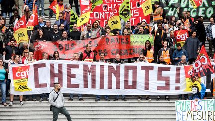 Une centaine de cheminots s'étaient réunis le 12 juin 2018 devant le siège de la SNCF au CNIT à la Défense à Paris,&nbsp;au 29e jour d'une grève. (SADAK SOUICI / LE PICTORIUM / MAXPPP)