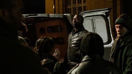 Moussa Mansaly, alias Djo (au centre), dans une scène du film "Le Marchand de sable" de Steve Achiepo. (LEA RENER/THE JOKERS FILMS)