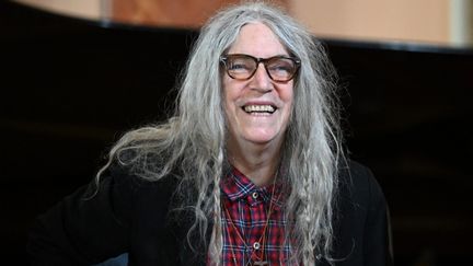 La chanteuse, compositrice et interprète rock Patti Smith en conférence à Bogota, le 25 juillet 2023. (RAUL ARBOLEDA / AFP)