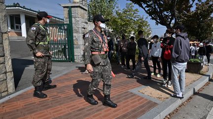 Des conscrits se présentent à la caserne&nbsp;de Nonsan, en Corée du Sud, le 19 octobre 2020. (JUNG YEON-JE / AFP)