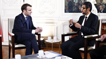 Emmanuel Macron et&nbsp;Sundar Pichai, le PDG de Google, à Versailles, le 22 janvier 2018. (THIBAULT CAMUS / POOL / AP POOL)