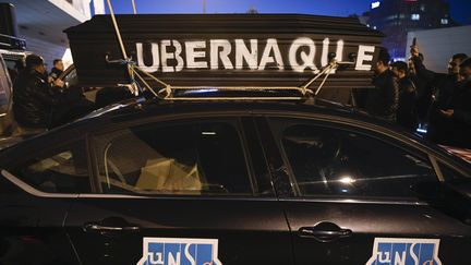 Une manifestation des chauffeurs de VTC travaillant pour la plateforme Uber, le 15 décembre 2016. (LIONEL BONAVENTURE / AFP)