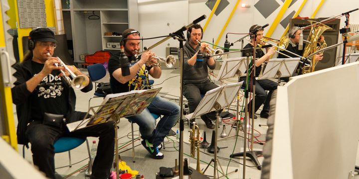 Andrew Crocker, Fabien Norbert, Quentin Ghomari (trompettes), Bastien Ballaz (trombone) et Didier Havet (tuba) en répétition au studio Bauer pour l'album "Des Trucs pareils", il y a quelques années
 (© Pégazz &amp; L’Hélicon)