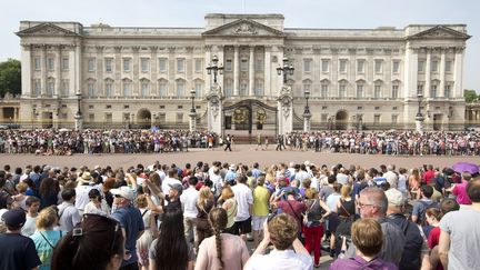 Dans l'attente de l'annonce de la naissance du Royal Baby, la foule s'amasse devant le Buckingham Palace, &agrave; Londres, le 22 juillet 2013.&nbsp; (JUSTIN TALLIS / AFP)