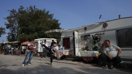 Des enfants jouent dans un camp de Roms, le 4 octobre 2015 à Saint-Denis (Seine-Saint-Denis).&nbsp; (THOMAS SAMSON / AFP)