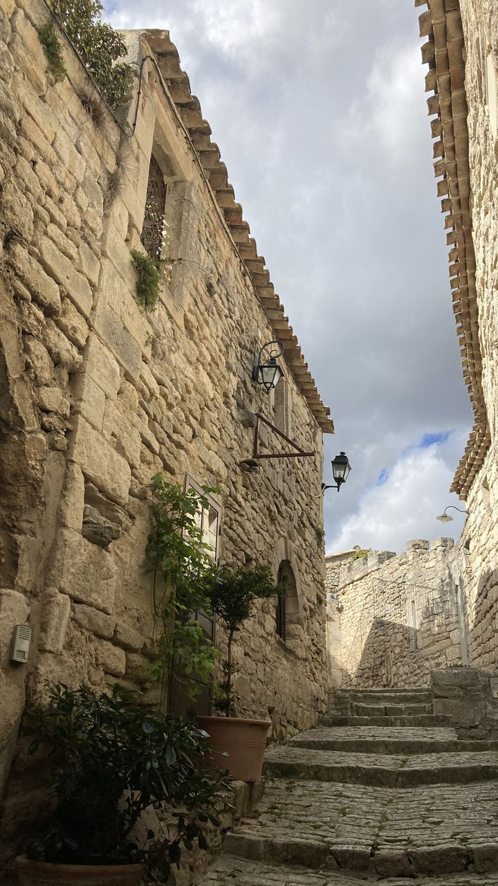 Une rue du village médiéval de Lacoste dans le Luberon, le 1er avril 2023 (Corinne Jeammet)