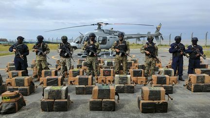 Une saisie d'environ trois tonnes de cocaïne par les soldats près d'Esmeraldas (Equateur), le 20 janvier 2024. (ECUADOREAN ARMED FORCES / AFP)