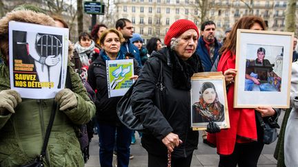 Rassemblement à Paris de&nbsp;proches de Syriens détenus en prison par le régime de Damas à l'initiative de l'association Familles pour la Liberté. (MAXPPP)