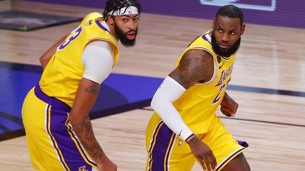 Anthony Davis et LeBron James, les deux stars des Los Angeles Lakers en action contre le Miami Heat lors du match 1 des finales NBA (KEVIN C. COX / GETTY IMAGES NORTH AMERICA)