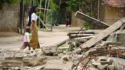 Une habitante de&nbsp;Mocimboa da Praia (nord-est du Mozambique) marche, le 6 mars 2018, dans les décombres d'une mosquée détruite après une attaque jihadiste.&nbsp;

 (ADRIEN BARBIER / AFP)