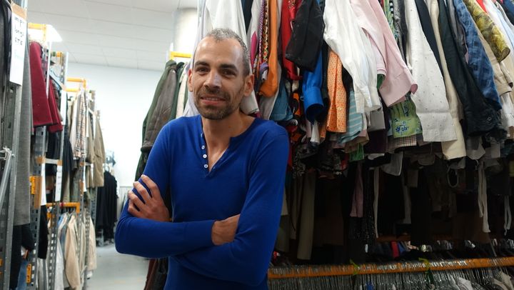 Rémi Antoniucci, fondateur de Bis Boutique Solidaire, dans l'atelier parisien au milieu des stocks de vêtements triés
 (Corinne Jeammet)