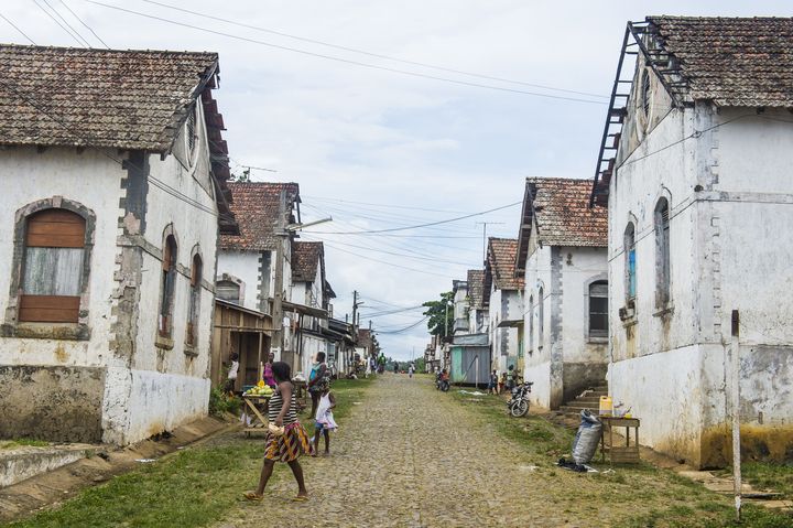Anciens bâtiments de la plantation de cacao Roca Aguaize, sur la côte Est de Sao Tomé. (MICHAEL RUNKEL / ROBERT HARDING HERITAGE / AFP)