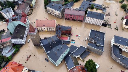 Le centre-ville de Glucholazy (Pologne) est inondé, le 15 septembre 2024. (SERGEI GAPON / AFP)