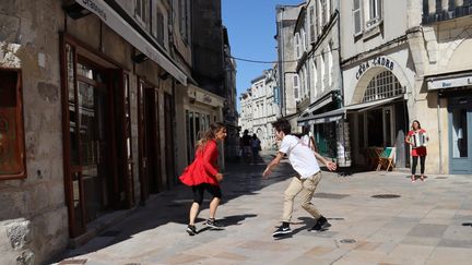 "Nuée d'artistes" dans les quartiers de La Rochelle pour un premier weekend de déconfinement culturel&nbsp; (CNAREP Sur le pont)