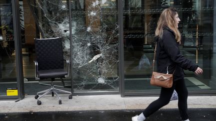 Les dégâts causés par la manifestation des "gilets jaunes" du 1er décembre 2018 à Paris. (GEOFFROY VAN DER HASSELT / AFP)