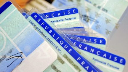 Vérification d'éventuels défauts de carte d'identité à Limoges en février 2010 (JEAN-PIERRE MULLER / AFP)