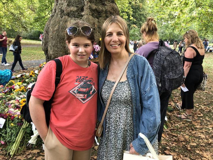 Cris et sa fille, Eve, déposent un bouquet de fleurs à Green Park, près de Buckingham Palace, le 10 septembre 2022.&nbsp; (MARIE-ADELAIDE SCIGACZ / FRANCEINFO)