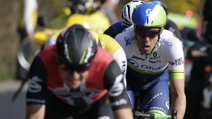 Le cycliste australien Mathew Hayman (à droite), pendant Paris-Roubaix, le 10 avril 2016. (KENZO TRIBOUILLARD / AFP)