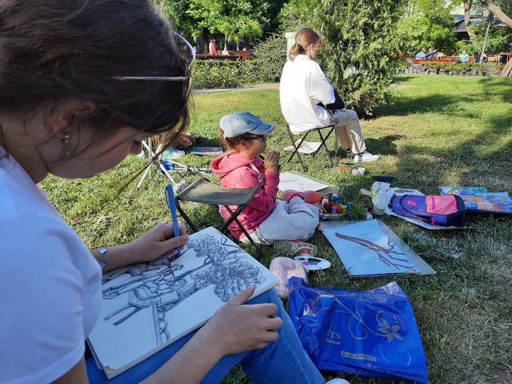 Depuis le début de la guerre en Ukraine, Dana (à gauche), avait suivi ses cours de dessin à distance. Elle retrouve enfin sa professeure et ses camarades. (AGATHE MAHUET / RADIO FRANCE)