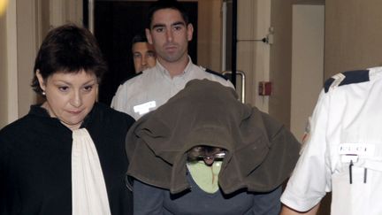 L'anesthésiste belge,&nbsp;Helga Wauters accompagnée de son avocate, Florence Hegoburu, lors de sa comparution à Pau, le 14 octobre 2014. (IROZ GAIZKA / AFP)