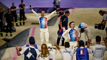 Joris Daudet célèbre sa victoire devant ses compatriotes Sylvain André et Romain Mahieu, en finale olympique de BMX, le 2 août 2024 à Saint-Quentin-en-Yvelines. (JULIEN DE ROSA / AFP)