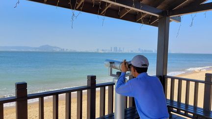 Un touriste taiwanais observe les côtes de la Chine depuis une plage de Kinmen (Sébastien Berriot)