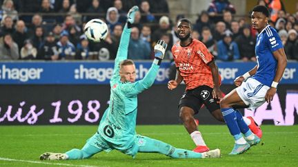 Terem Moffi face au gardien strasbourgeois Matz Sels, le 13 novembre 2022. (SEBASTIEN BOZON / AFP)