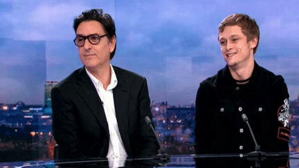 Yvan Attal et Rod Paridot sur le plateau du 20H de France 2 pour la dernière pièce de Florian Zeller, "Le Fils".
 (Culturebox - capture d&#039;écran)