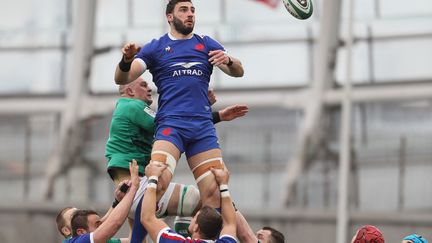 Charles Ollivon sur une touche contre l'Irlande, dimanche 14 février 2021. (BRIAN LAWLESS / POOL)