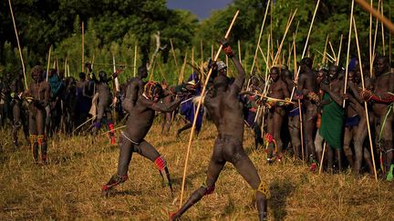 consiste à s'affronter deux par deux armés d’un long bâton. Les anciens et les sages des différents villages sont chargés de fixer la date et le lieu précis des combats.  (Carl de Souza / AFP)