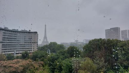 Le ciel de Paris est gris et sous la pluie à quelques heures de la cérémonie d'ouverture des Jeux olympiques 2024. (XAVIER ALLAIN / FRANCEINFO)