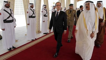 Fran&ccedil;ois Hollande accueilli &agrave; l'a&eacute;roport &nbsp;de Doha par le ministre qatari de la Culture,&nbsp; Hamad Bin Abdulaziz, le 4 mai 2015. (CHRISTOPHE ENA / POOL)